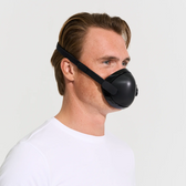 Man wearing the Kuvola humidifier mask while travelling