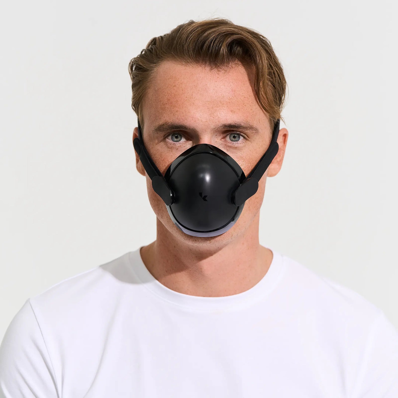 Man wearing the Kuvola humidifier mask