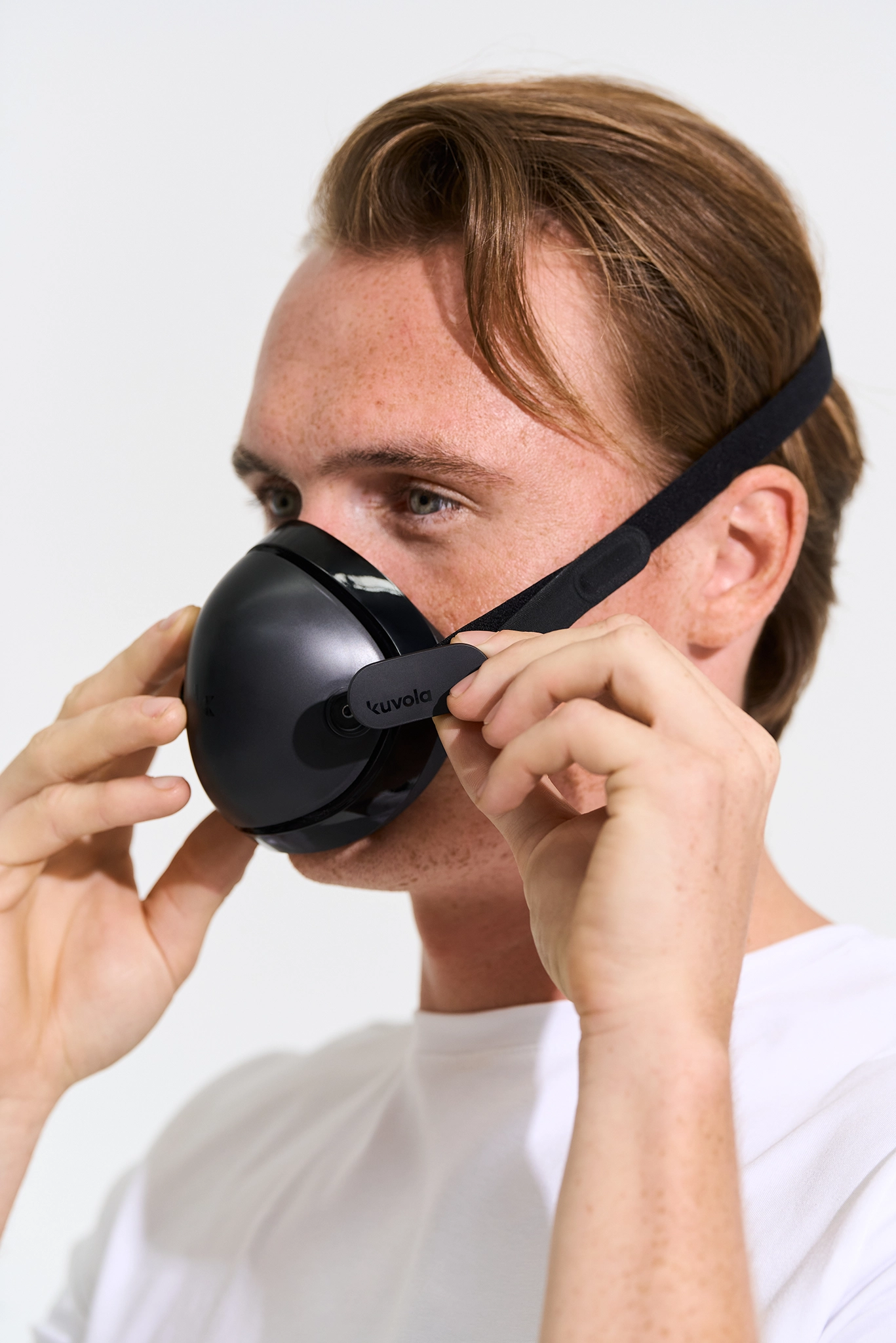 Person attaching the magnetic clip of the kuvola mask